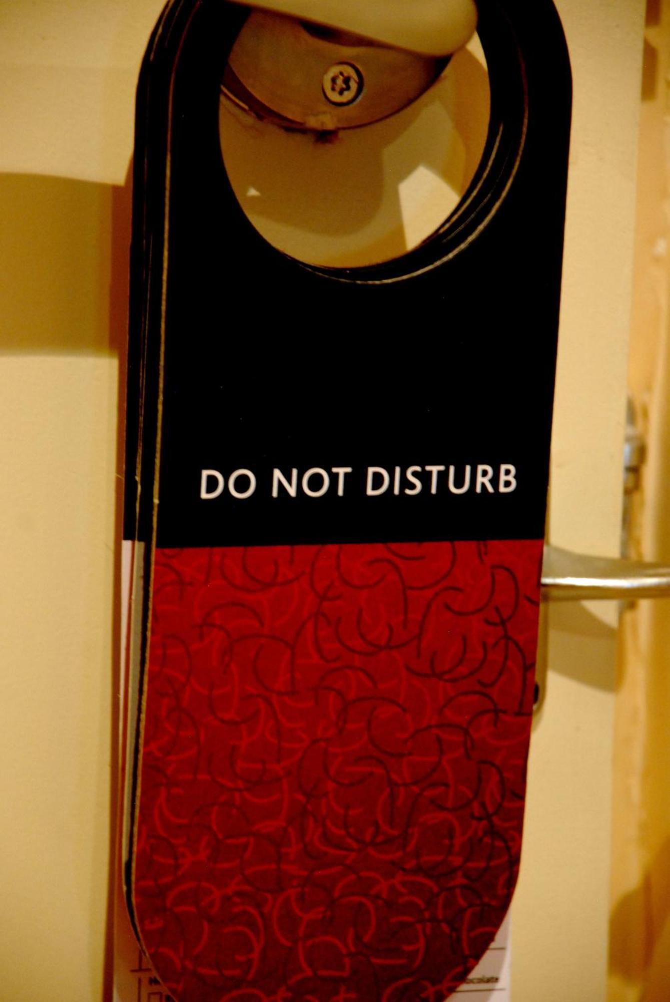 Southern Sun Or Tambo International Airport 켐턴파크 외부 사진 Do not disturb sign