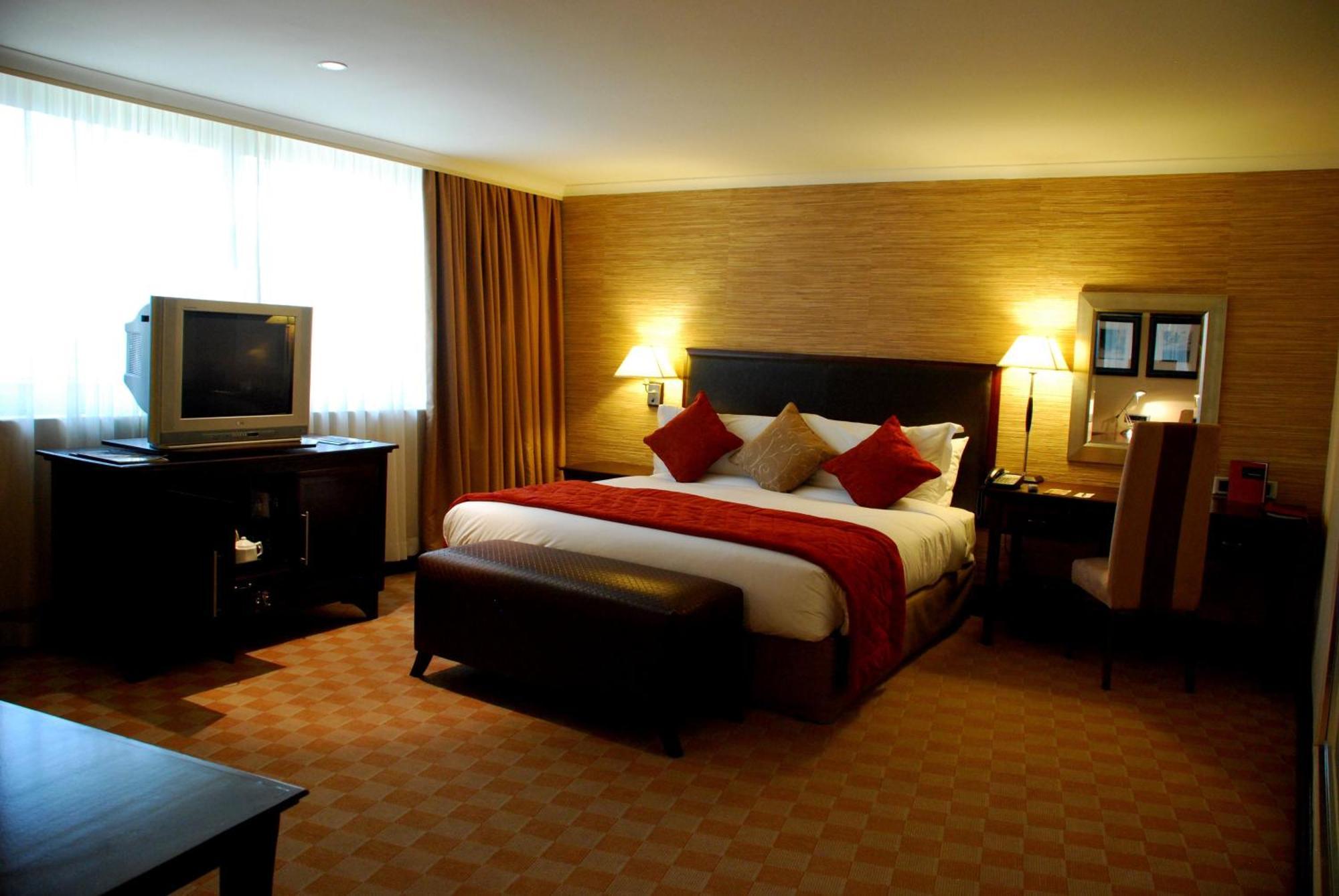 Southern Sun Or Tambo International Airport 켐턴파크 외부 사진 A bedroom in a hotel
