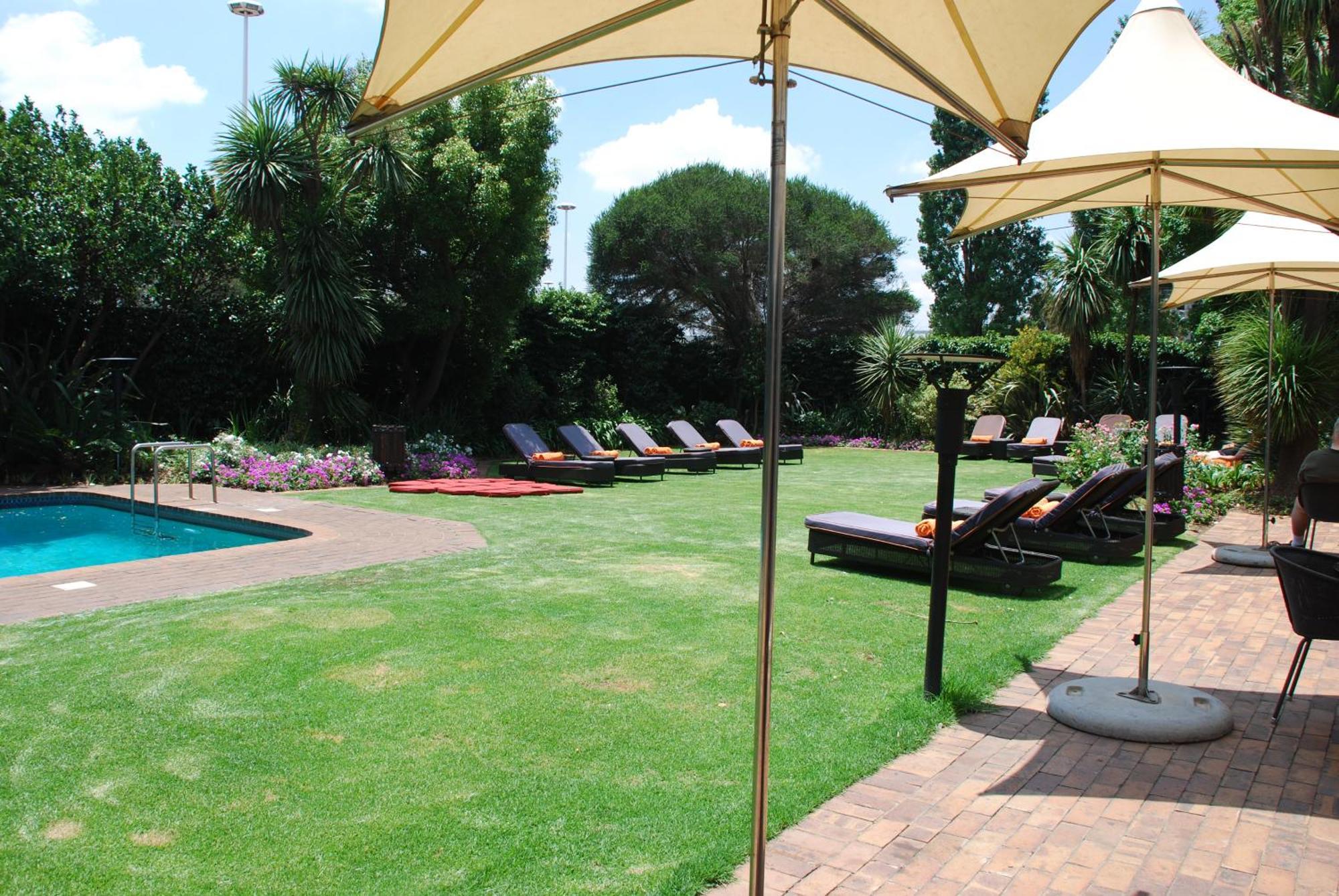 Southern Sun Or Tambo International Airport 켐턴파크 외부 사진 The garden at the hotel