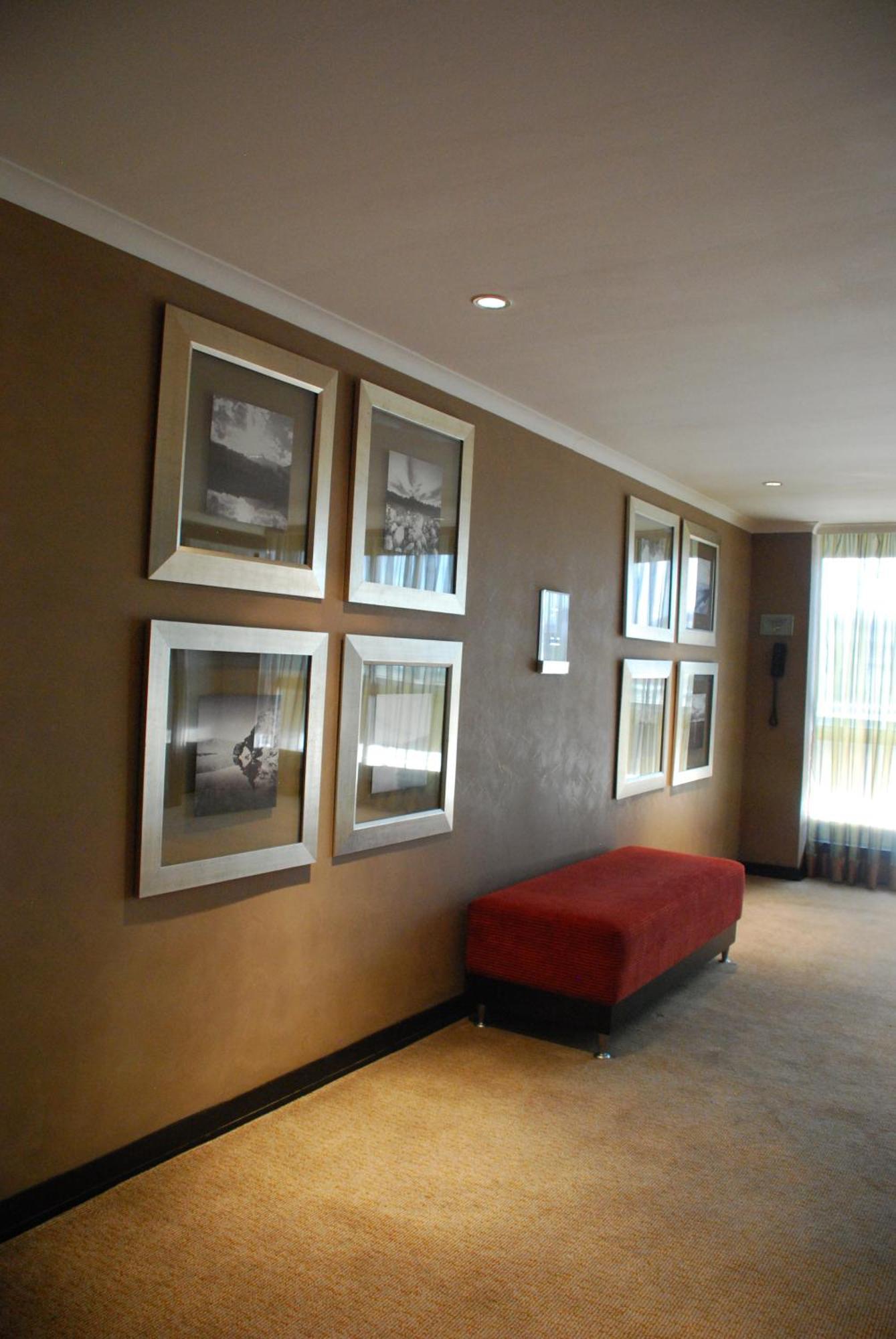 Southern Sun Or Tambo International Airport 켐턴파크 외부 사진 A photo on a wall