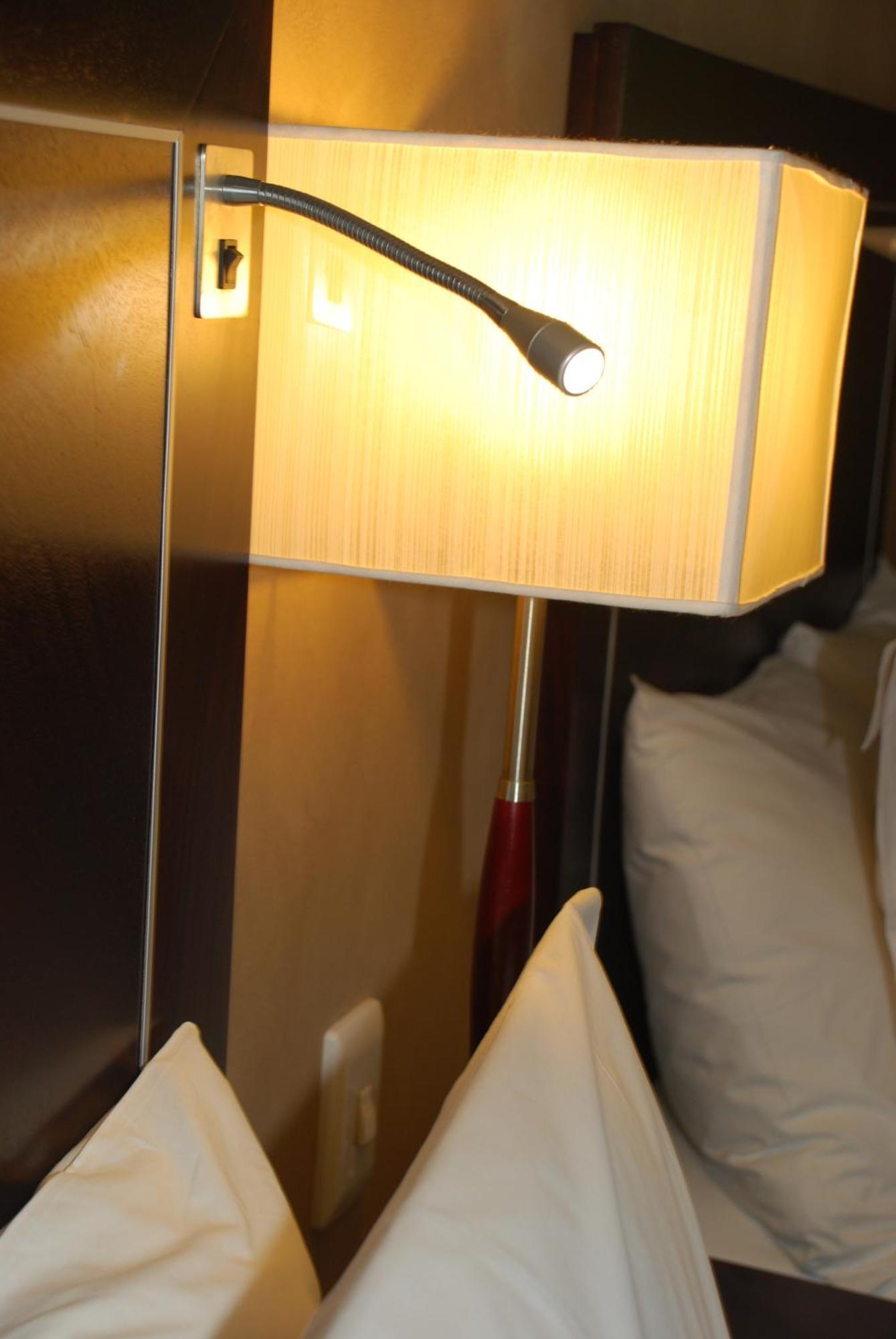 Southern Sun Or Tambo International Airport 켐턴파크 외부 사진 A reading light