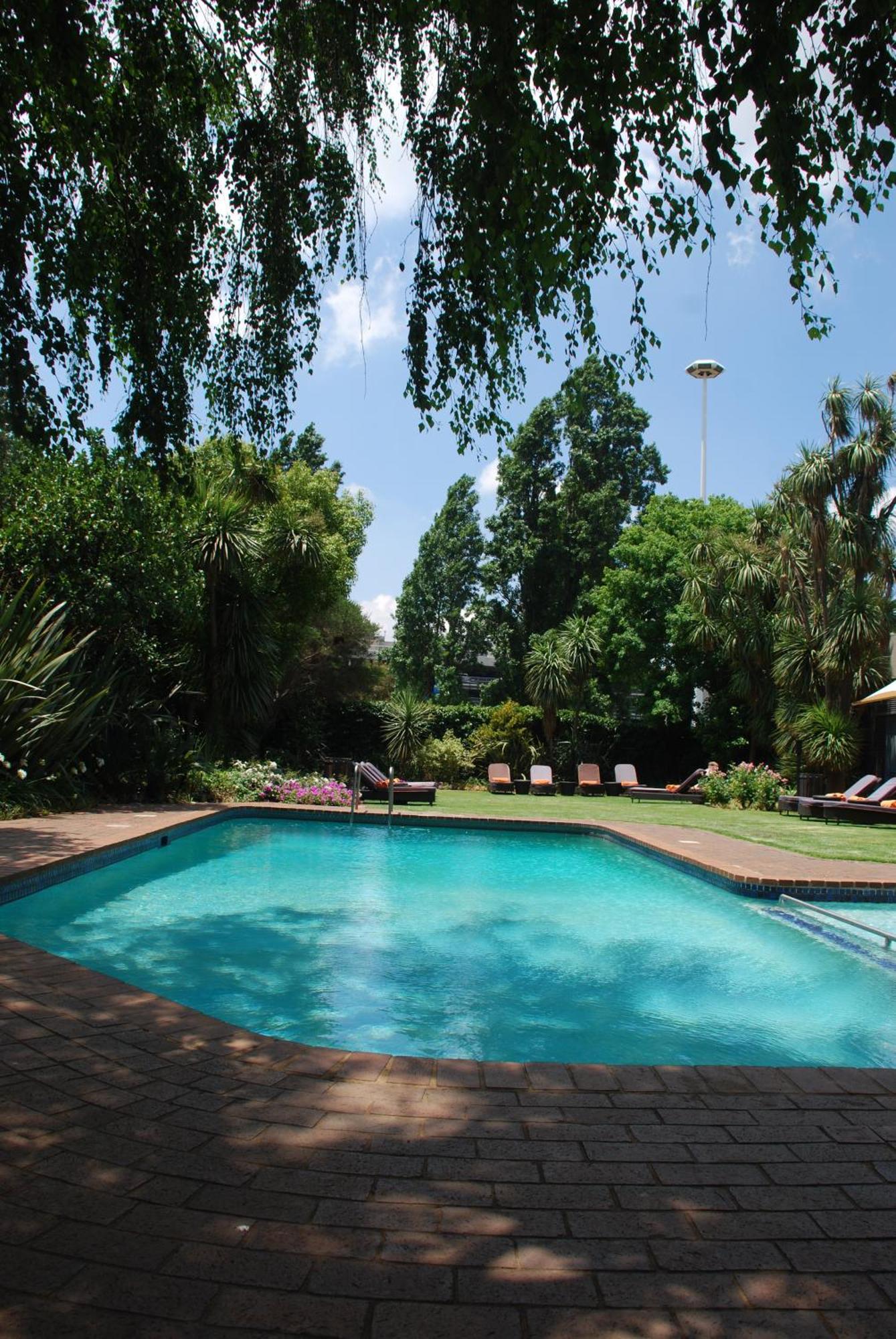 Southern Sun Or Tambo International Airport 켐턴파크 외부 사진 The garden and swimming pool at the residence